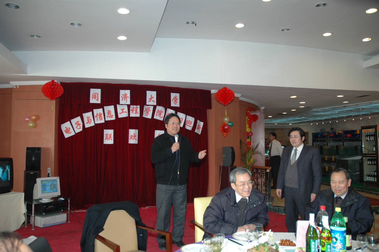 PG电子举行辞旧迎新联欢会图片