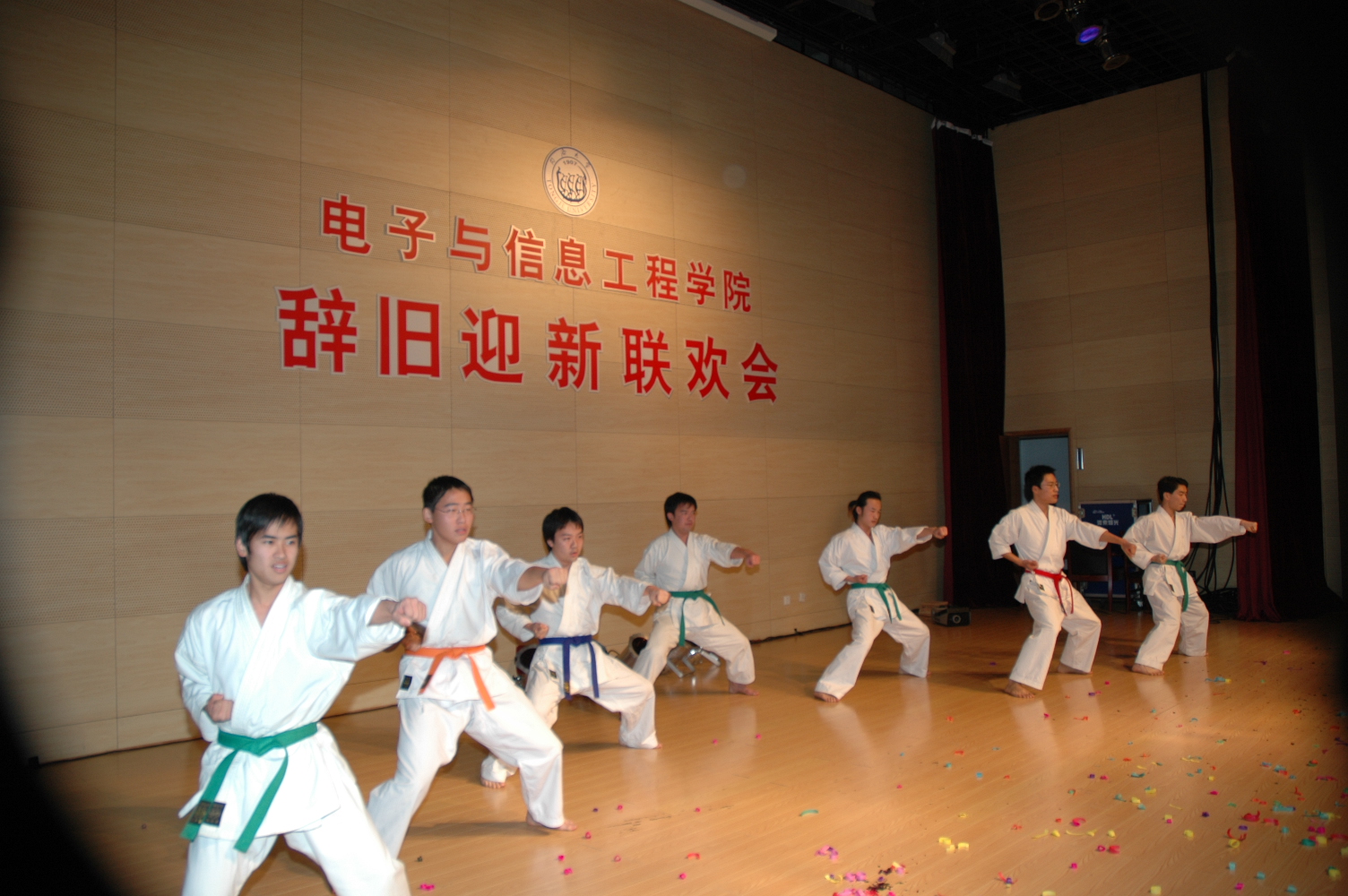 PG电子举行辞旧迎新联欢会图片