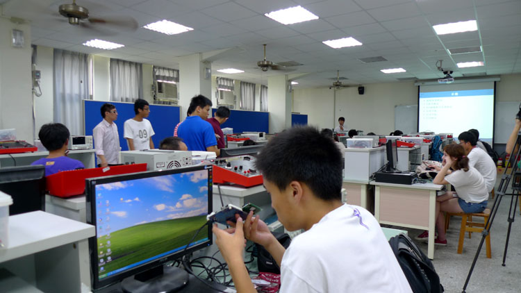 PG电子游戏学生在逢甲大学参加“手动实验”