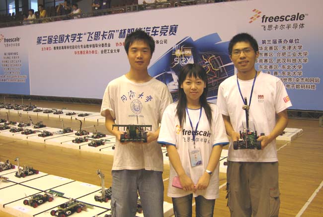 PG电子游戏师生在比赛现场内合影留念