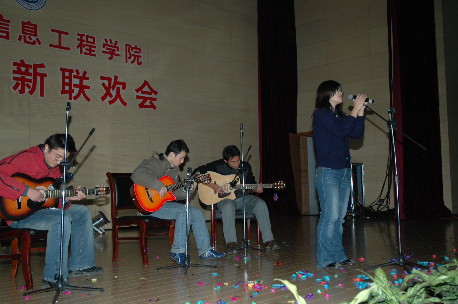PG电子举行辞旧迎新联欢会图片