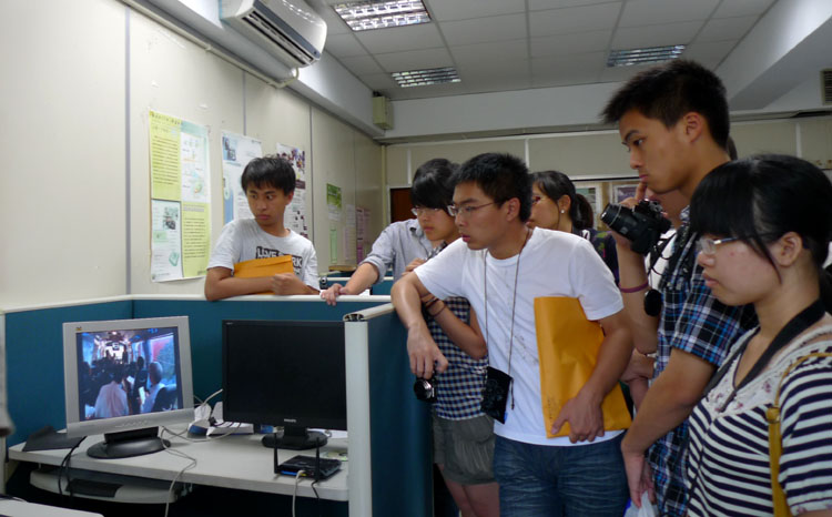 PG电子游戏师生参观成功大学行动实验室